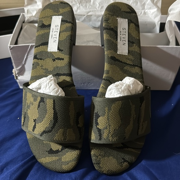 Size 8 Camouflage open toed flats/sandals - Picture 1 of 7